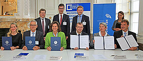 Vertragsunterzeichnung in der Residenz mit Vertretern aus Politik, der Uni, des Helmholtz-Instituts und der Helmholtz-Gesellschaft.