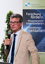 Minister Bernd Sibler bei der Übergabe des Förderbescheids für das Projekt ForTitHer in Würzburg.