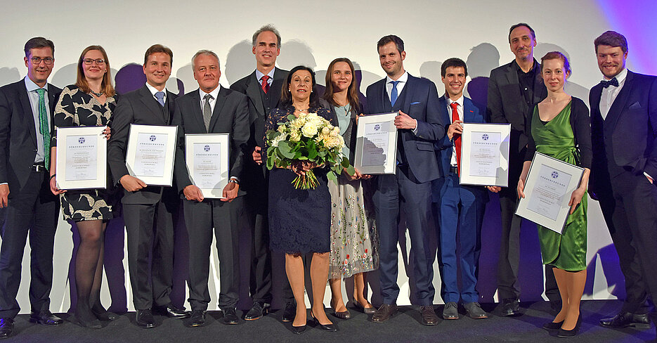 Die Förderpreisträgerinnen und -preisträger sowie Ehrengäste bei der Benefizgala der Stiftung „Forschung hilft“.
