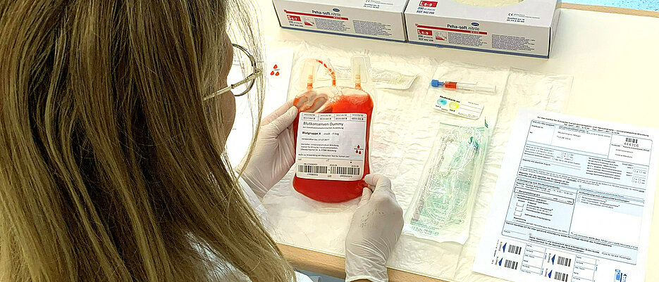 Durch den Einsatz von Kunstblut-Konserven können jetzt alle Würzburger Medizinstudierenden transfusionsmedizinische Abläufe realitätsnah trainieren.