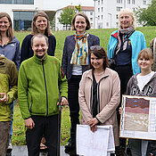 Beteiligte Akteurinnen und Akteure vor der Fläche, auf der die Ideen-Insel entstehen wird. 