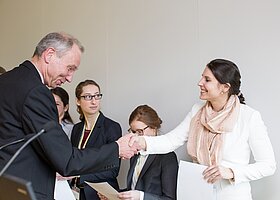 Prof. Norbert Schütze gratuliert Dr. Franca Genest