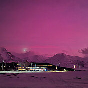 Das Gebäude der UNIS während des Workshops in der Arktischen Nacht im Februar 2025. Die Sonne ist in dieser Zeit nur etwa zwei Stunden pro Tag unter dem Horizont zu sehen.