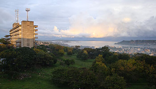 Blick aus Mwanza Studentenwohnheim auf Klinik und Viktoriasee