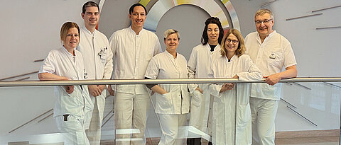 Das „Bench-to-Bedside“-Team aus Endokrinologie und Nuklearmedizin des UKW, v.l.n.r.: Simone Seifert (Leitende medizinisch-technische Radiologieassistentin, Nuklearmedizin), PD Dr. med. Philipp Hartrampf (Nuklearmedizin), Professor Johannes Tran-Gia (Medizin-Physik, Nuklearmedizin), Katja Marienfeld (Chemisch Technische Laborassistentin, Endokrinologie), Dr. rer. nat. Britta Heinze (Biochemikerin, Endokrinologie), Professorin Stefanie Hahner (Endokrinologie), PD Dr. rer. nat. Andreas Schirbel (Radiochemie, Nuklearmedizin). 