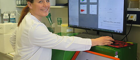 Dr. Sabrina Prommersberger untersucht am Uniklinikum Würzburg mit finanzieller Unterstützung des John Hansen Research Grant der DKMS, wie sich mit dem Einsatz des Medikaments Dasatinib die Car-T-Zelltherapie optimieren lässt. ©Kirstin Linkamp