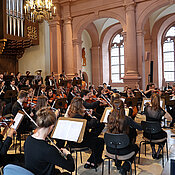 Das Akademische Orchester in Aktion. Rechts sein Leiter Markus Popp.