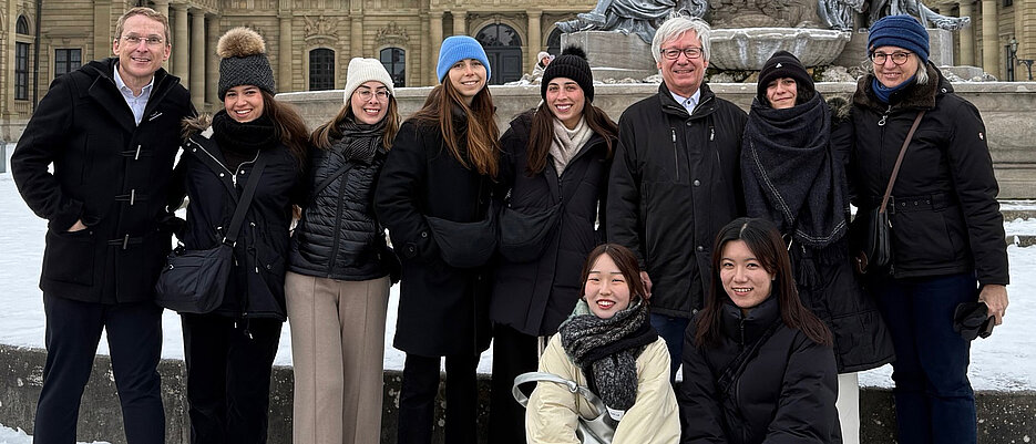 Von links: Prof. Dr. Andreas Buck (Prodekan für Internationale Angelegenheiten), Adi Goldring, Noa Arbel, Romi Gleicher und Alma Barry (alle vier Technion-Universität, Haifa), Prof. Dr. Jürgen Deckert (Seniorprofessor, ehem. Prodekan für Internationale Angelegenheiten), Lee Kaniel (Technion-Universität, Haifa) sowie Barbara Moll (Medizinische Fakultät). In der ersten Reihe kniend: Yuka Yamazato und Mizuki Sakimoto, zwei Medizinstudentinnen aus Japan, die zeitgleich im Rahmen des Nagasaki-Würzburg-Austauschs in der unterfränkischen Universitätsstadt sind