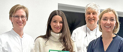 Lisanne Carnier und Leonie Staimer (2. und 4. v.l.) gemeinsam mit Britta Hahn, stellvertretend für die Ausbilderinnen und Ausbilder im klinischen Behandlungskurs, sowie Norbert Hofmann, hauptverantwortlich für die endodontische Ausbildung der Würzburger Zahnmedizin-Studierenden. Es fehlt Ariane Hillenbrand als dritte Preisträgerin. 