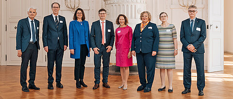 Gruppenbild in der Residenz mit (v.l.): Dirk Heinz, Paul Pauli, Ilse Aigner, Jörg Vogel, Alice Hohn, Verwaltungsleiterin des HIRI, Dr. Ulrike Wolf, Ministerialdirektorin im Bayerischen Wirtschaftsministerium, Elisabeth Gerndt, komm. Administrative Geschäftsführerin des Helmholtz-Zentrums für Infektionsforschung und Unikanzler Dr. Uwe Klug.