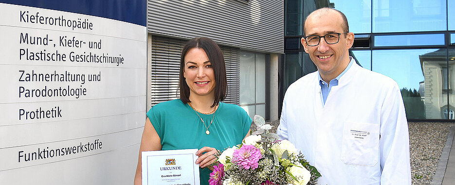 Professor Gabriel Krastl vom Zentrum für Zahn-, Mund- und Kiefergesundheit des Universitätsklinikums Würzburg gratulierte seiner Chefsekretärin Eva Günzel herzlich zum Meisterpreis der Bayerischen Staatsregierung.