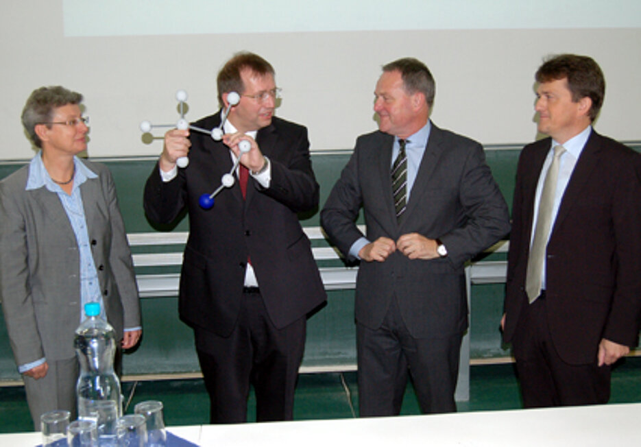 Einem Molekülmodell nachempfunden ist der symbolische Schlüssel für den Neubau des Instituts für Pharmazie und Lebensmittelchemie der Uni Würzburg. Dieter Maußner (rechts) vom Staatlichen Bauamt überreichte ihn an Bayerns Wissenschaftsminister Wolf Einem Molekülmodell nachempfunden ist der symbolische Schlüssel für den Neubau des Instituts für Pharmazie und Lebensmittelchemie der Uni Würzburg. Dieter Maußner (rechts) vom Staatlichen Bauamt überreichte ihn an Bayerns Wissenschaftsminister Wolf
