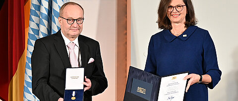 Landtagspräsidentin Ilse Aigner mit dem Würzburger Ordensträger Hermann Einsele. (Bild: Bildarchiv Bayerischer Landtag, Rolf Poss)