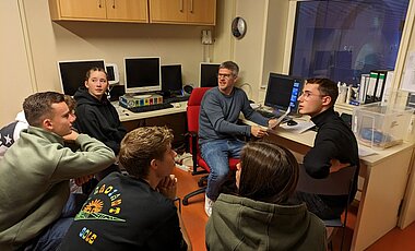 Ein Forscher der Universität Würzburg berät Testkandidaten vor dem Scan im Kernspintomographen. Abbildung 2: Ein Forscher der Universität Würzburg berät Testkandidaten vor dem Scan im Kernspintomographen.