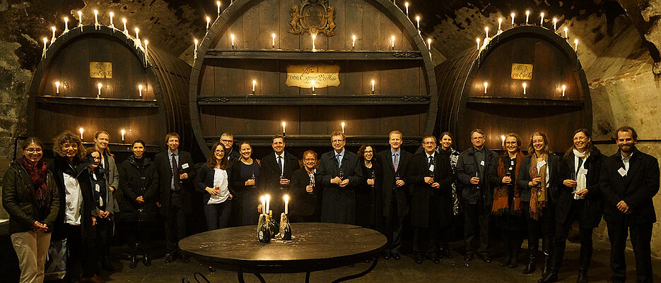 Weinprobe mit fachlichem Austausch: Bei einem Empfang begrüßte Universitätspräsident Alfred Forchel die neuen Professorinnen und Professoren der Uni Würzburg.