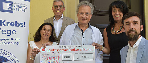 Spende für die Stiftung „Forschung hilft“ (v.l.): Gabriele Nelkenstock, Matthias Frosch, Ralf Bargou, Claudia Berkmann-Amberger und Davide Scarpa. (Bild: Universität Würzburg) 