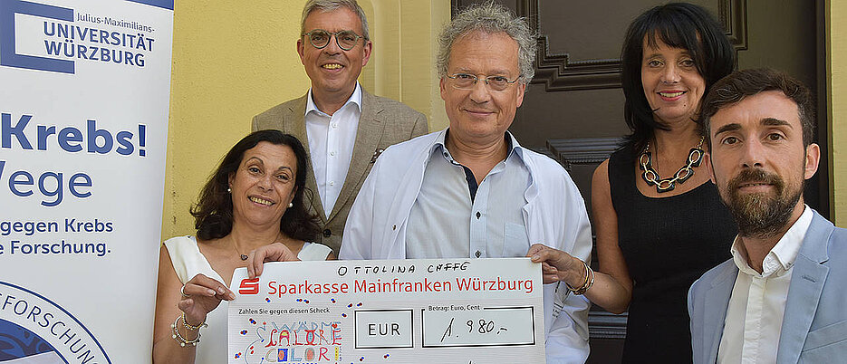 Spende für die Stiftung „Forschung hilft“ (v.l.): Gabriele Nelkenstock, Matthias Frosch, Ralf Bargou, Claudia Berkmann-Amberger und Davide Scarpa. (Bild: Universität Würzburg) 