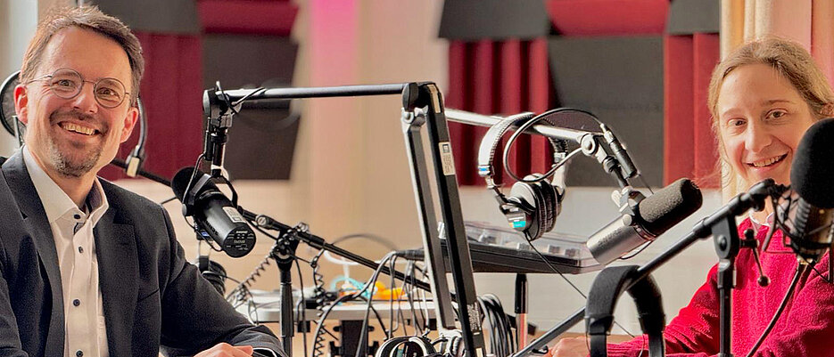 Henry Mörtl (rechts) befragt Markus Ludwigs im Podcast zum Kodex „Wissenschaft – Freiheit und Verantwortung“ der Uni Würzburg.