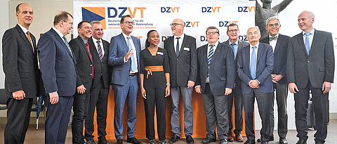 Gründer und Gratulanten beim Festakt in der Residenz (v.l.): Robert Grebner (FHWS), Alfred Forchel (JMU), Burkard Komm (DAHW), Paul Lehrieder (MdB), Gerd Müller (BMZ), Njideka Komm (DZVT), Markus Engstler (JMU / Deutsche Gesellschaft für Parasitologie), Adolf Bauer (Bürgermeister der Stadt Würzburg), August Stich (MI), Georg Ertl (UKW), Matthias Frosch (UKW) und Dieter Wenderlein (Sant’Egidio).