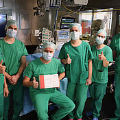 Freuen sich über die erfolgreiche Weltpremiere an der HNO-Klinik: Das Team um Prof. Dr. Kristen Rak (sitzend) und PD Dr. Anja Kurz (2.v.r.). 