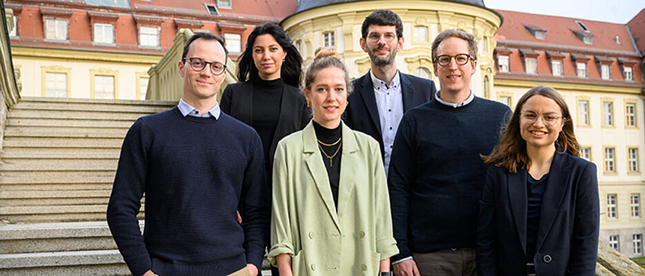 Das CoVacSer-Studienteam am UKW (v.l.n.r.): Dr. Alexander Gabel, Julia Reusch, Juliane Mees, Dr. Manuel Krone, Dr. Nils Petri, Isabell Wagenhäuser.
