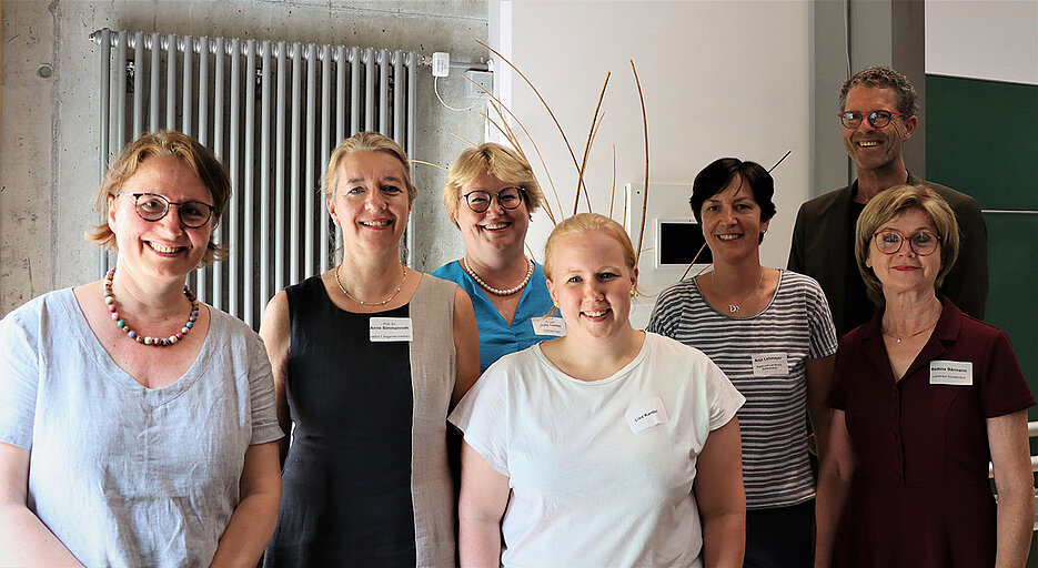 Die Teilnehmenden der Podiumsdiskussion (v.l.): Prof. Dr. Ildikó Gágyor (UKW), Prof. Dr. Anne Simmenroth (UKW), Dr. Julia Treiber (Stadtlauringen), Lisa Kardel (BeLA-Stipendiatin), Anja Lehmeyer (GesundheitsregionPlus Stadt und Landkreis Schweinfurt), Bettina Bärmann (stellvertretende Landrätin Landkreis Schweinfurt) und Dr. Wolfgang Blank (Kirchberg im Wald).