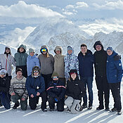 Die Geographen Jakob Schwalb-Willmann (links) und Elio Rauth (rechts) zusammen mit EAGLE-Masterstudierenden der zehnten Generation nahe der Zugspitze.