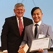 Maik Luu (rechts) nahm den Vincenz-Czerny-Preis ebenfalls von Andreas Hochhaus entgegen.                                                                                  