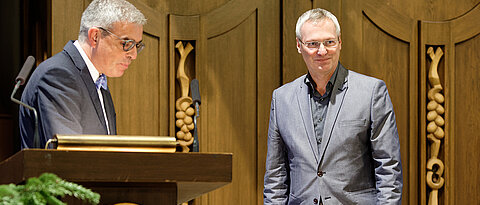 Dr. Hans-Jörg Hellmuth bekommt den Albert-Kölliker-Lehrpreis von Dekan Matthias Frosch verliehen.