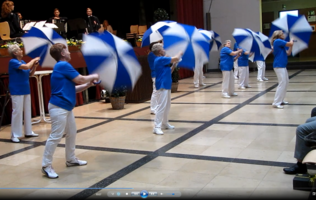 Eine Selbsthilfegruppe mit Pep - die Osteoporose Selbsthilfegruppe tanzt mit Regenschirmen ihr 25-jähriges Jubiläum