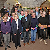 Sie konnten im Jahr 2024 ihr 25-jähriges Dienstjubiläum feiern. Es gratulierten Unikanzler Uwe Klug (l.) und der Personalratsvorsitzende Sven Winzenhörlein (r.).
