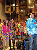 Singender Chor vor Orgel
