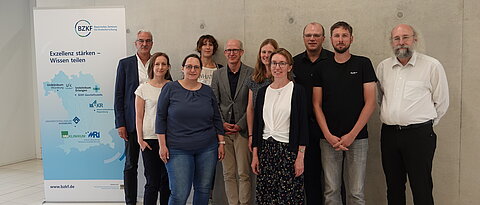 Prof. Dr. Roland Jahns (links), Leiter der ibdw, begrüßte Mitglieder der Arbeitsgruppe „Biobank“ des BZKF zum Arbeitsgruppentreffen in Würzburg. Foto: Annette Popp/UKW