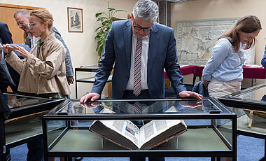 Während der Besichtigung der Universitätsbibliothek in Toruń begutachtet Matthias Remenyi einen Druck. 