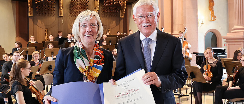 Professor Christian P. Speer wurde mit der Röntgenmedaille ausgezeichnet. Die Laudatio hielt Vizepräsidentin Caroline Kisker.