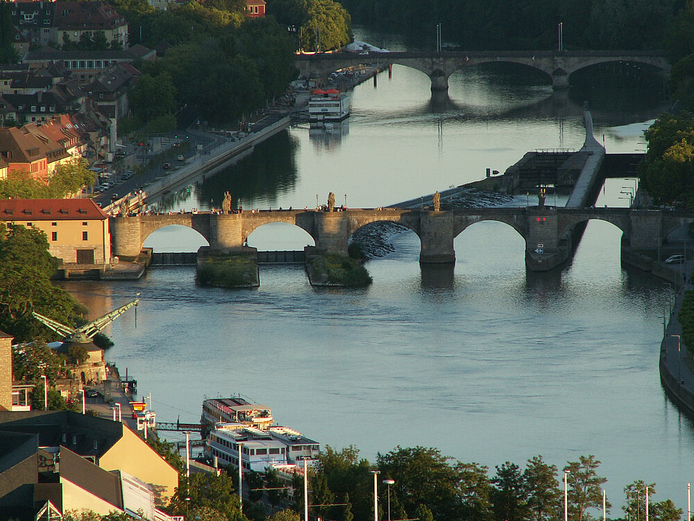 Blick vom Würzburger Stein auf Main und Alte Mainbrücke und Alten Kranen. Foto: Robert Emmerich, Mai 2011