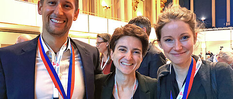 Professorin Nurcan Üçeyler (Mitte) ist stolz auf ihre mit Forschungspreisen ausgezeichneten Teammitglieder Lukas Hofmann und Melissa Held.