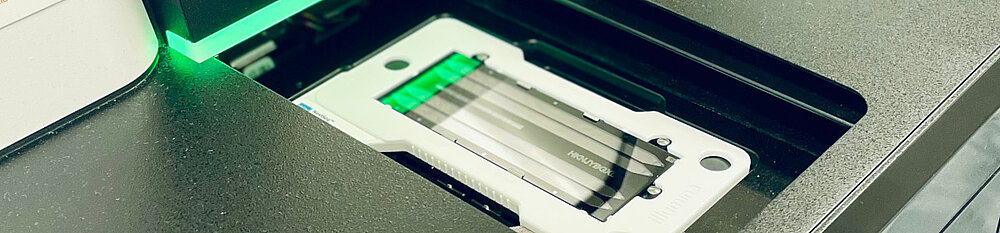 Bild einer Flowcell im Sequenziergerät die grün leuchtet