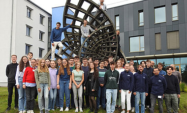 Die teilnehmenden Schülerinnen und Schüler sowie deren Betreuung vor der Enneper-Fläche des Instituts für Mathematik.