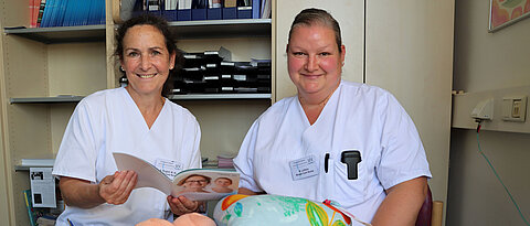 Die Breast Care Nurses Astrid Englert (links) und Romy Liebers begleiten am Uniklinikum Würzburg die Patientinnen und Patienten mit Brustkrebserkrankungen. Sie geben Raum für ihre Fragen und bieten validen Antworten. © Kirstin Linkamp / UKW