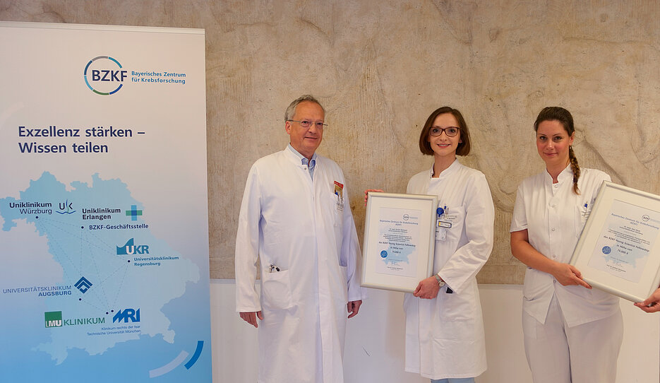 Prof. Dr. Ralf Bargou, Direktor des Comprehensive Cancer Center Mainfranken, mit den zwei Würzburger BZKF-Young Scientist Fellows Dr. Kerstin Michalski und Dr. Vera Nickl (von links)