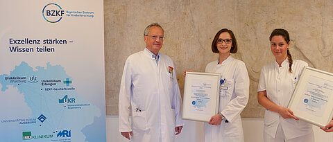 Prof. Dr. Ralf Bargou, Direktor des Comprehensive Cancer Center Mainfranken, mit den zwei Würzburger BZKF-Young Scientist Fellows Dr. Kerstin Michalski und Dr. Vera Nickl (von links)