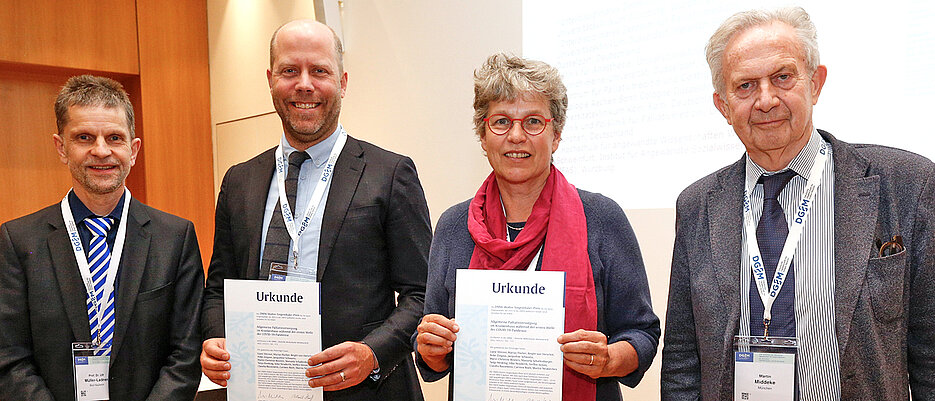 Preisverleihung in Wiesbaden mit (v.l.): Ulf Müller-Ladner, Vorstandsvorsitzender der DGIM, Martin Neukirchen (Universitätsklinikum Düsseldorf), Birgitt van Oorschot (Universitätsklinikum Würzburg) und Martin Middeke, Schriftleiter der DMW.