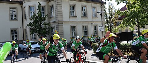 Nach 271 Kilometern an drei Tagen kamen die Radlerinnen und Radler der Tour der Hoffnung am Samstag in Würzburg an. Foto: UKW / Stefan Dreising